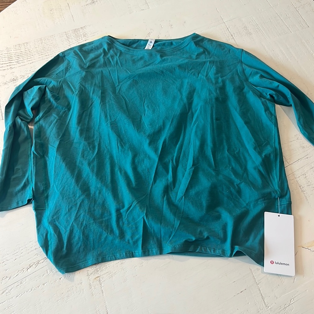NWT Lululemon long sleeve tee! Size 8!